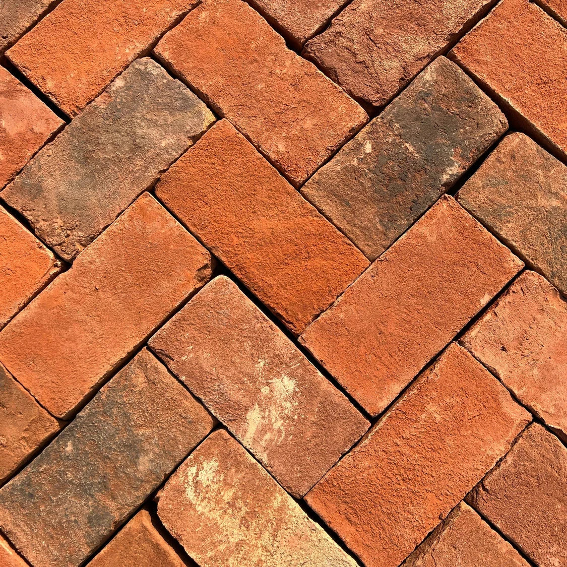 New Traditional Handmade Clay Paving Bricks boast a striking aesthetic appeal with rich colours and natural texture, ideally for driveways, pathways, patios, and courtyards. Available in both metric & imperial sizes