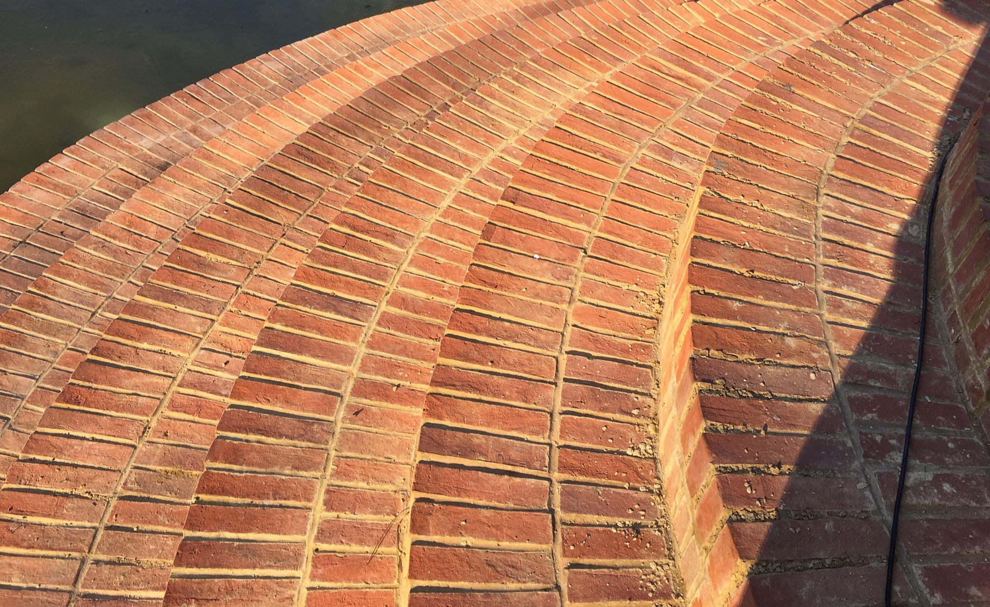 Brick Steps
Clay fire brick pavers are a great choice for steps due to their convenient brick sizing, durable properties and rough anti slip texture. Clay bricks are a versatile paving material that lends itself beautifully to being used in garden steps and paths.