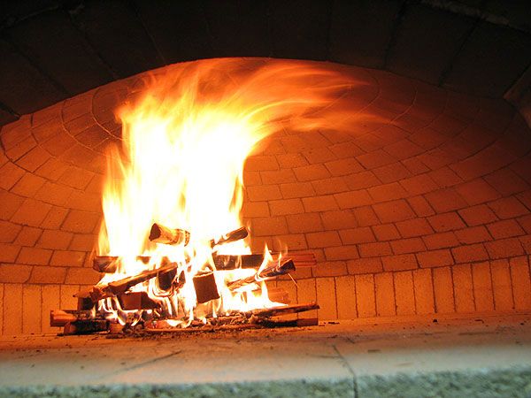 Fire_bricks_wood_fired_pizza_oven by refractory brick supplier